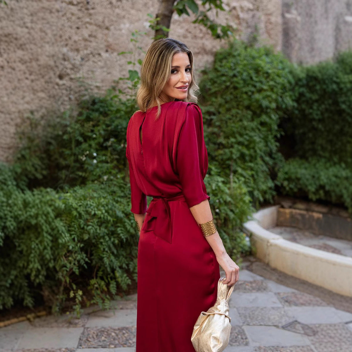 Jednobarevné saténové midi šaty s kulatým výstřihem a krátkým rukávem