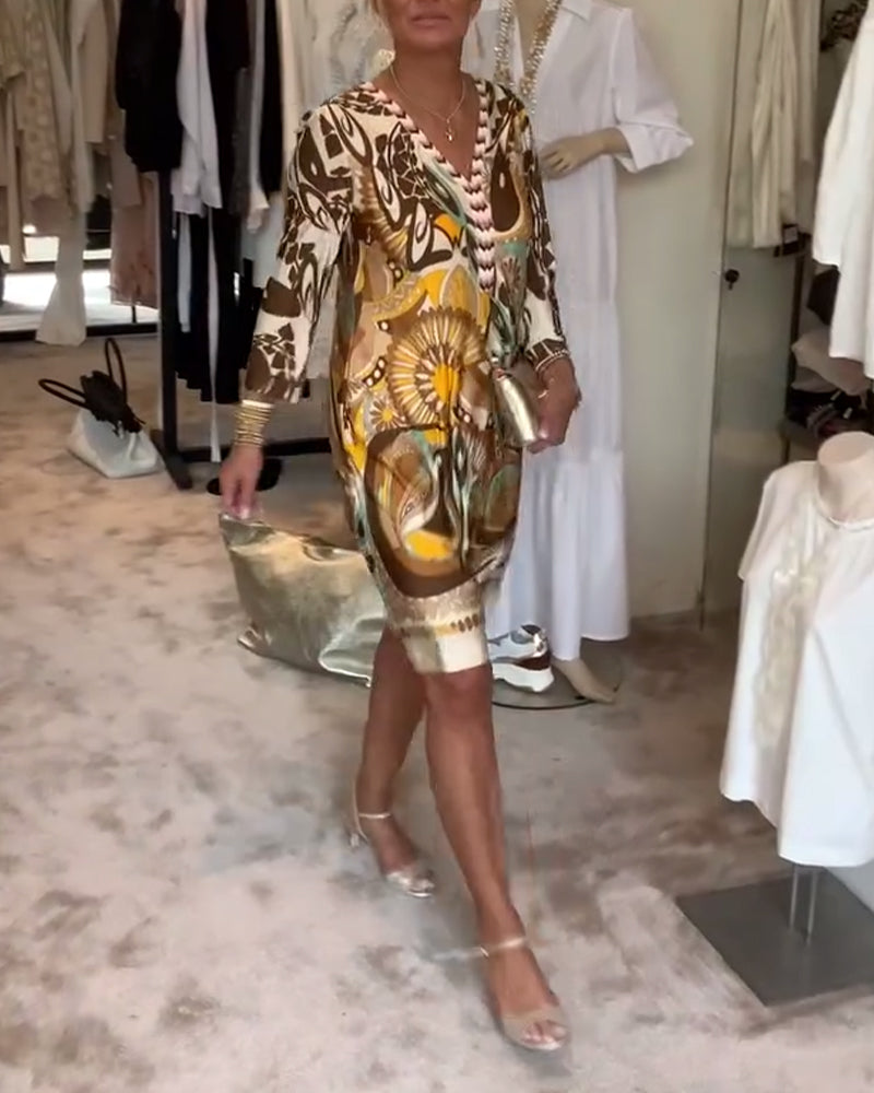 Ležérní šaty s výstřihem do V a vintage potiskem