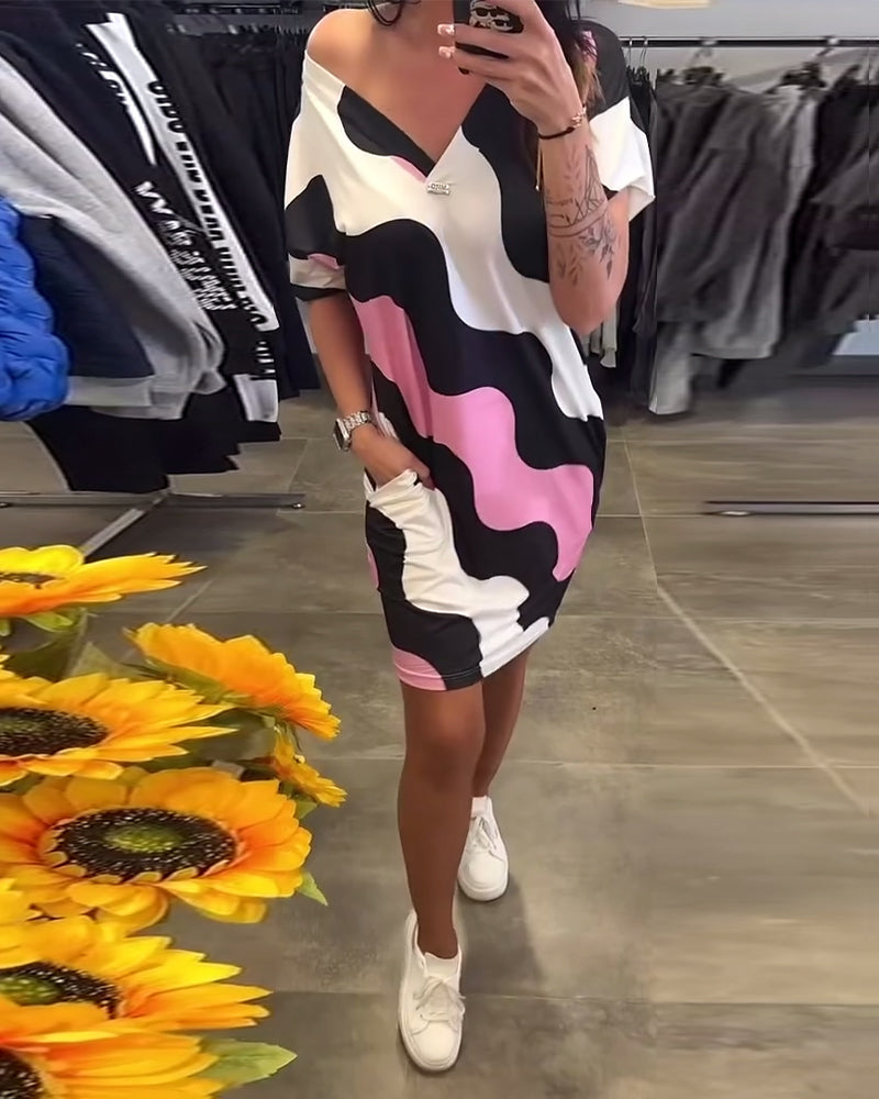 Šaty s výstřihem do V a vlnitým vzorem