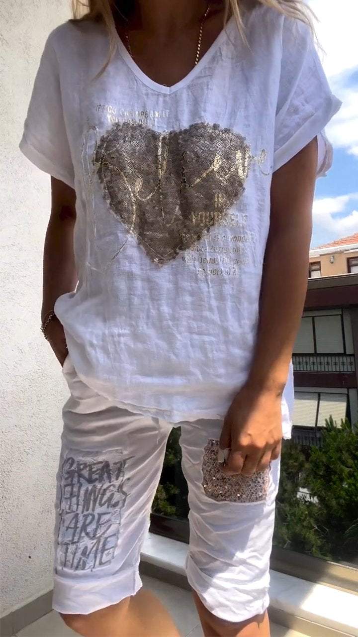 Ležérní dvoudílný oblek s výstřihem do V a zlatou ražbou