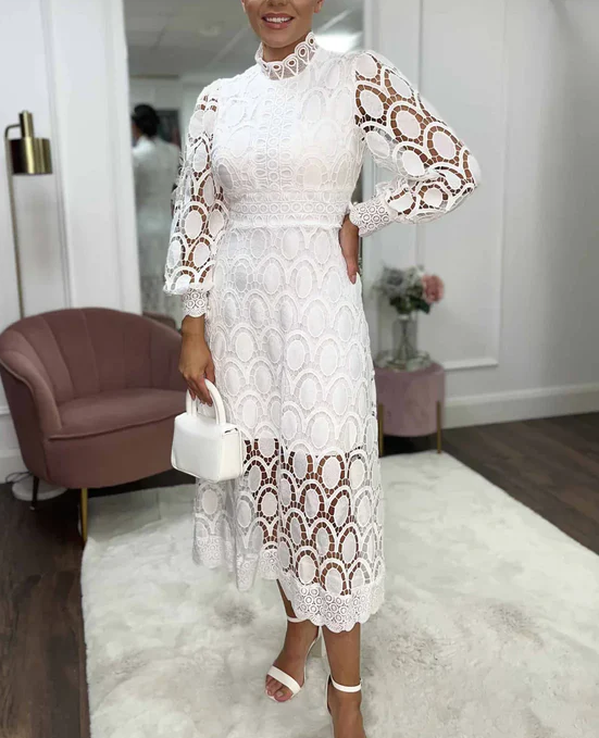 Dámské midi šaty s elegantním vzdušným výstřihem