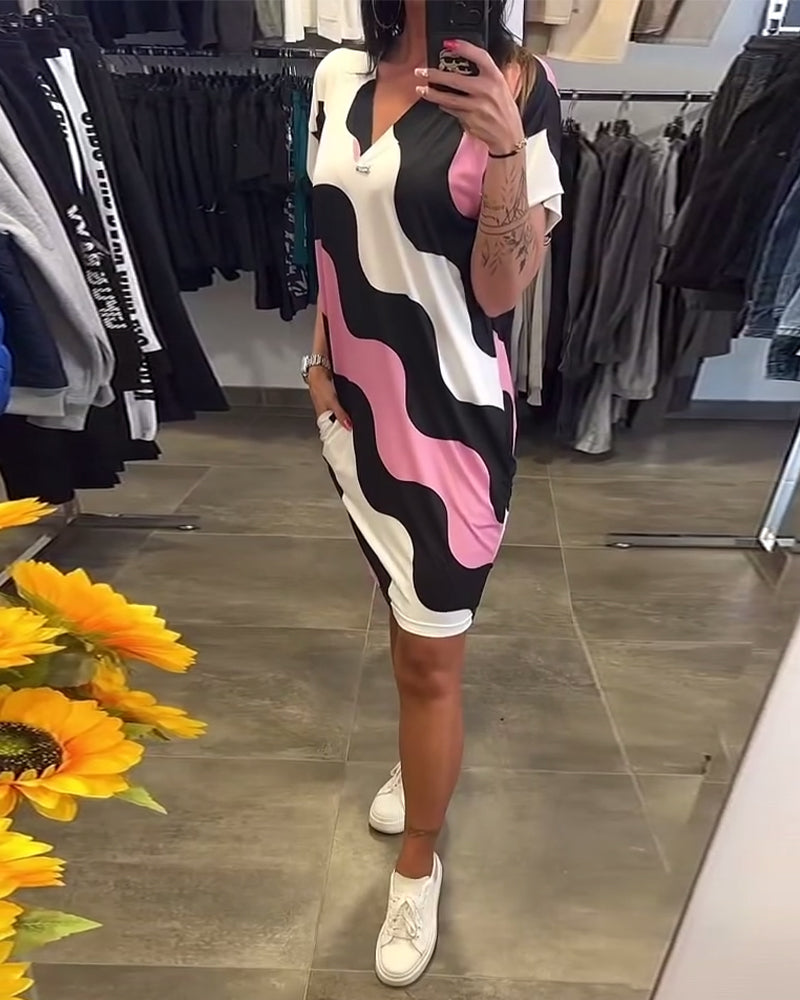 Šaty s výstřihem do V a vlnitým vzorem