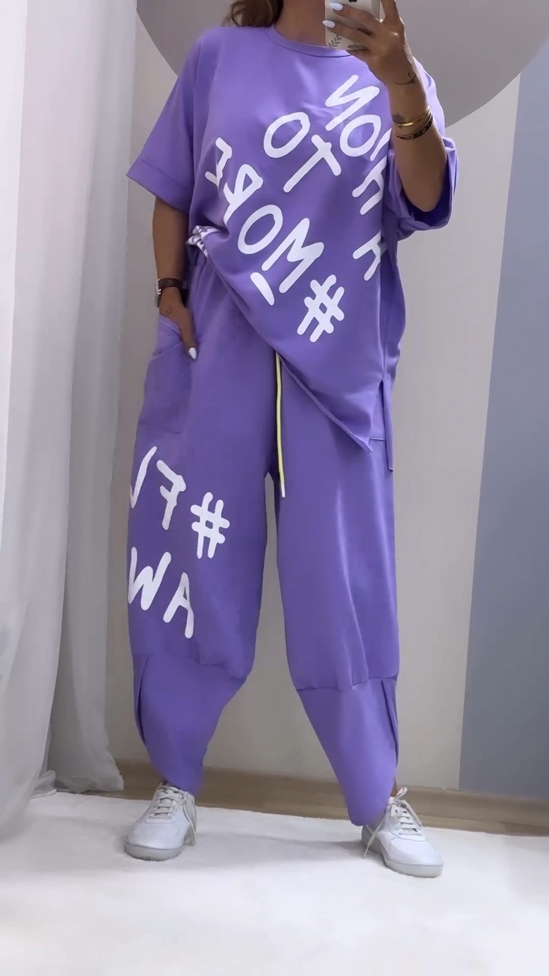 Neformální dvoudílný potištěný oblek s kulatým výstřihem