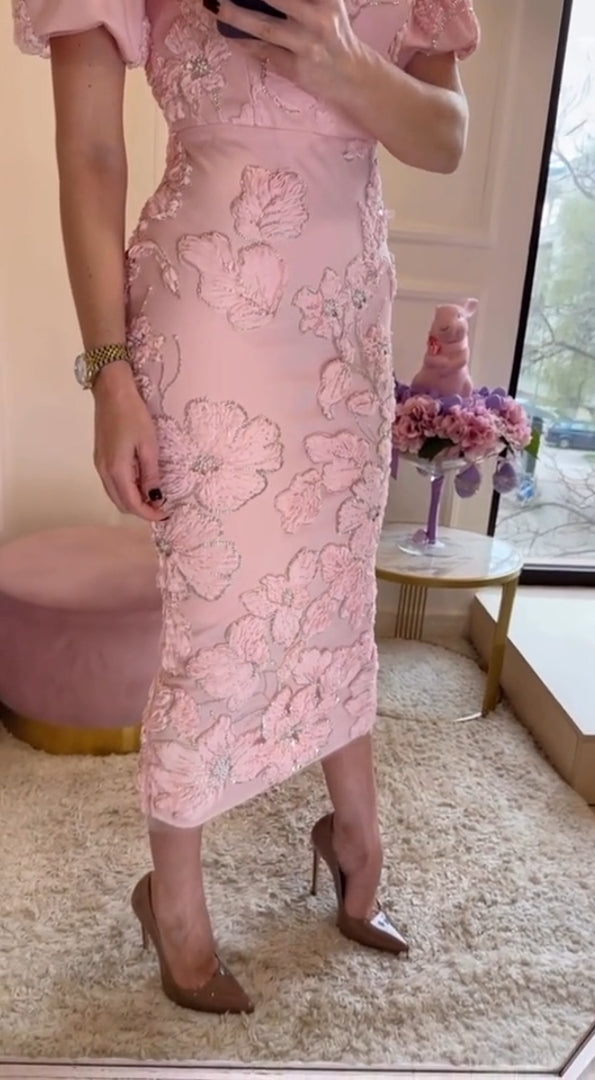 Elegantní dámské letní šaty s vyšívanými květinami a krystaly