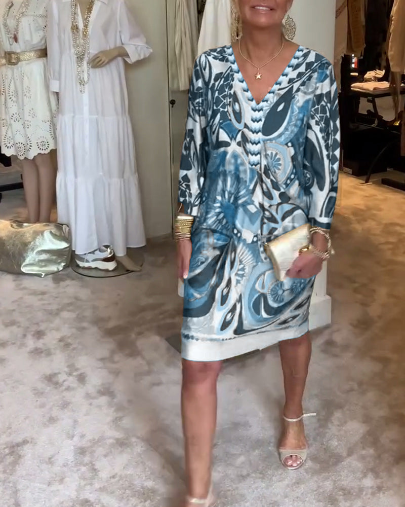 Ležérní šaty s výstřihem do V a vintage potiskem