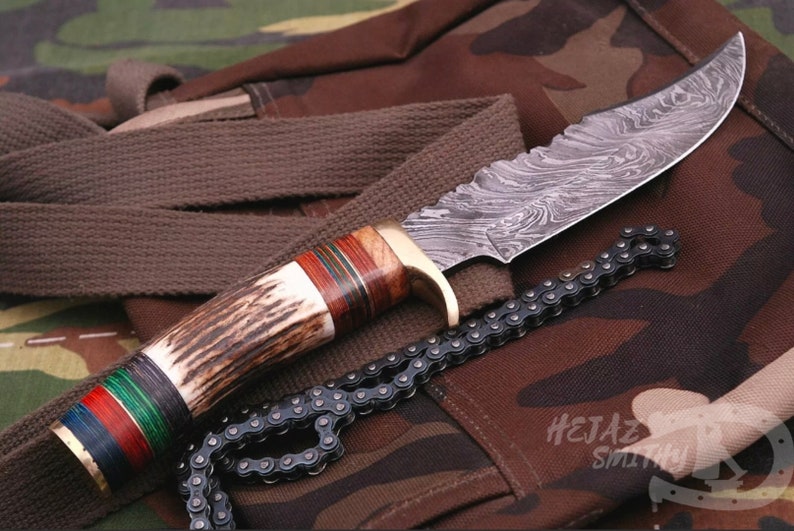 Ručně vyrobený nůž na stahování kůže z damaškové oceli, délka 15 cm, s rukojetí z paroží.