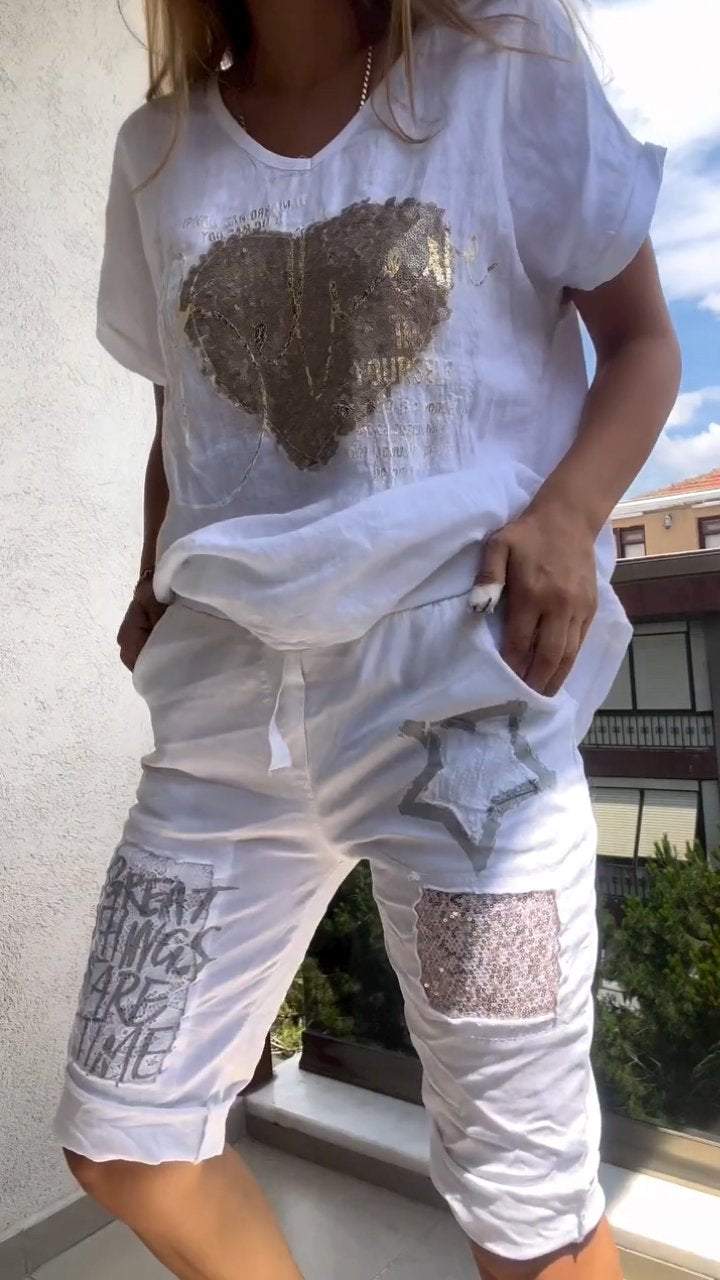 Ležérní dvoudílný oblek s výstřihem do V a zlatou ražbou