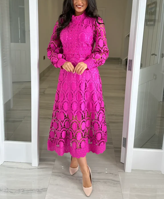 Dámské midi šaty s elegantním vzdušným výstřihem