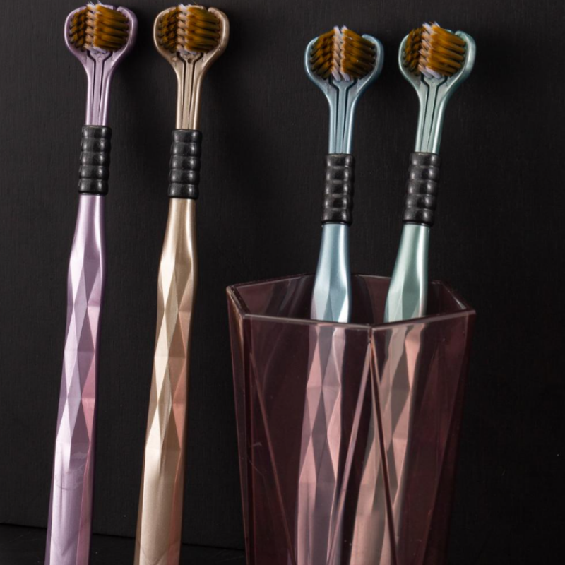 🦷 Zubní kartáček má tři hlavy a lze jej používat z více úhlů