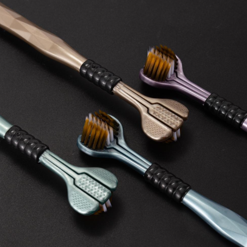 🦷 Zubní kartáček má tři hlavy a lze jej používat z více úhlů