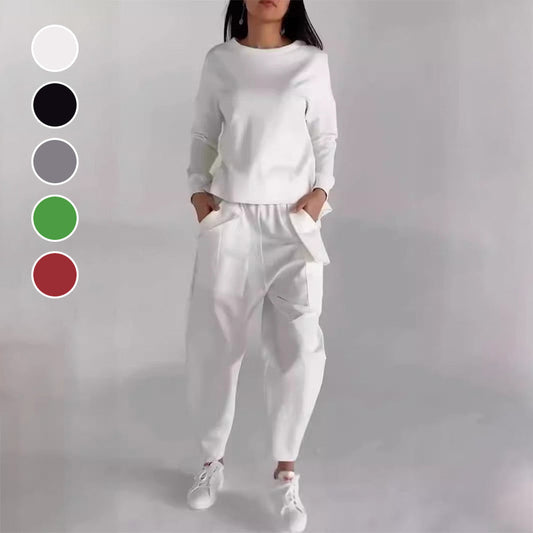 Dámský sportovní oblek s mnoha kapsami