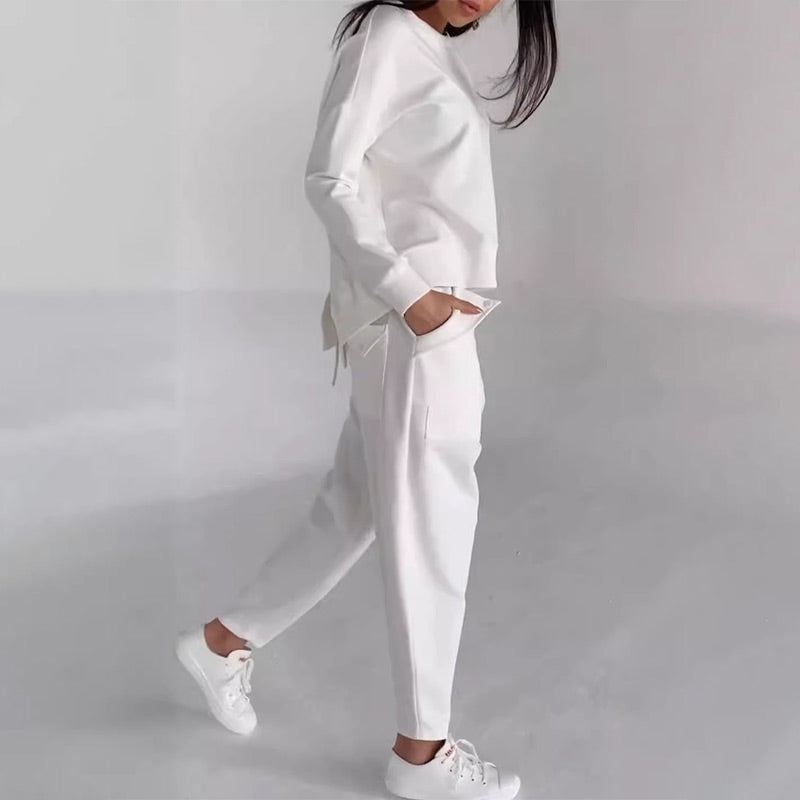 Dámský sportovní oblek s mnoha kapsami