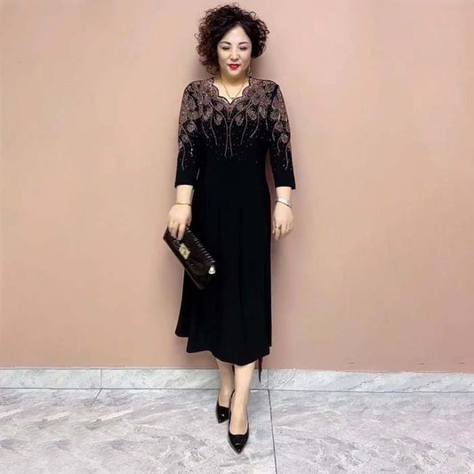 Elegantní dámské šaty s lesklým výstřihem