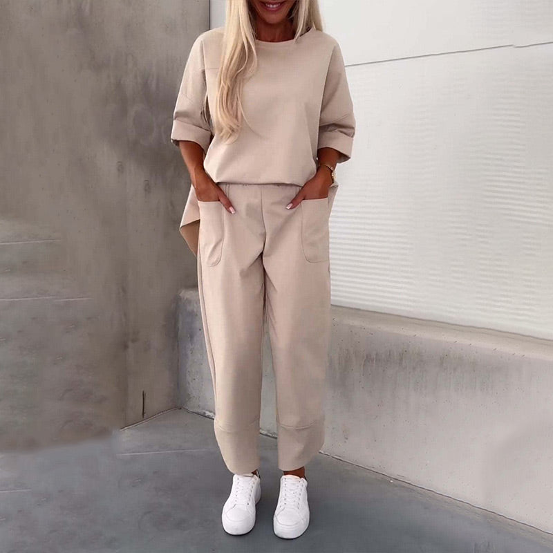 Neformální top a kalhoty s kapsami v jednobarevné barvě