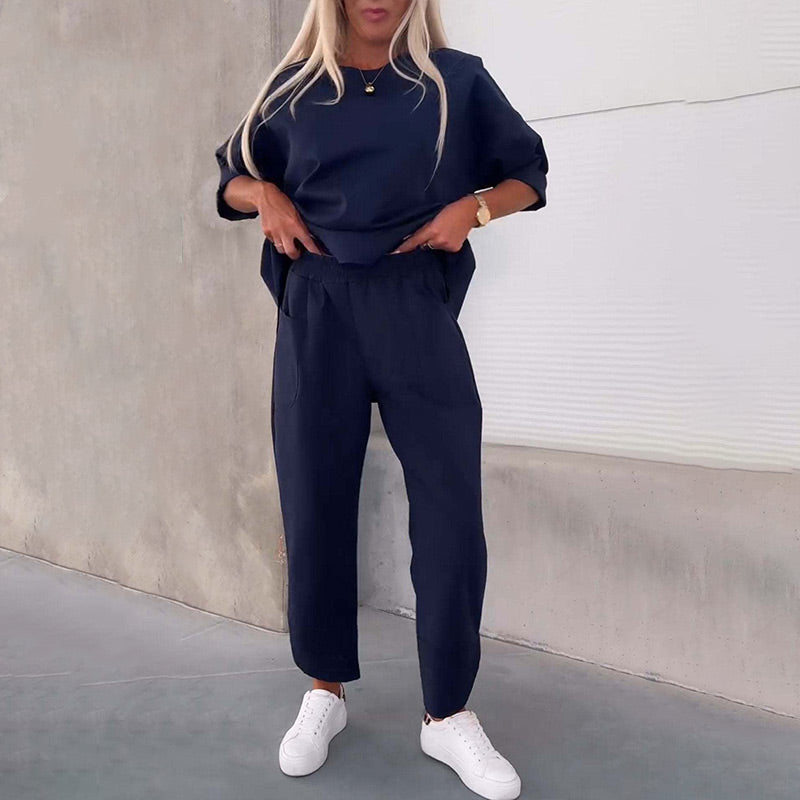 Neformální top a kalhoty s kapsami v jednobarevné barvě