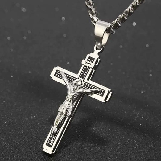 ✝️ Náhrdelník s křížkem, který se vyznačuje jemnou a nadčasovou elegancí – vynikající zpracování, nerezová ocel a decentní lesk – ideální pro každodenní nošení nebo jako významný dárek 💛