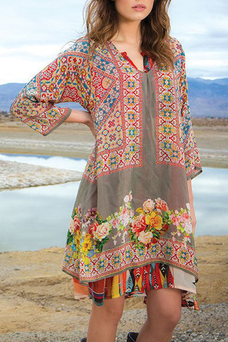 Dámské midi šaty s 3/4 rukávem a výstřihem do V s potiskem