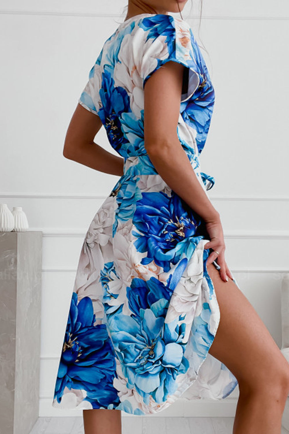 Dámské potištěné šaty s kravatou a výstřihem do V s krátkým rukávem