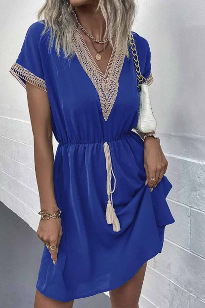 Dámské jednobarevné krajkové šaty s krátkým rukávem a výstřihem do V