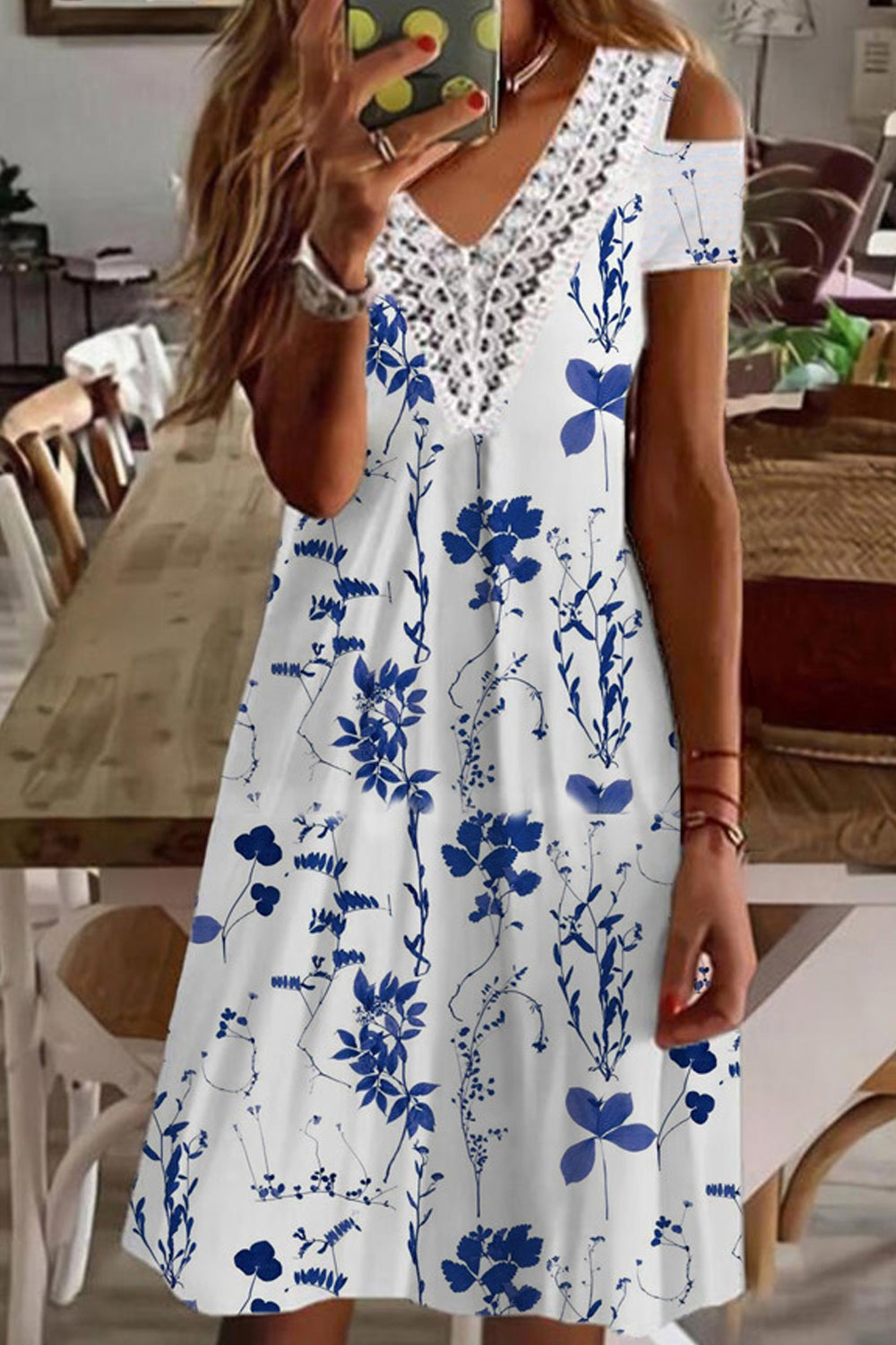 Dámské šaty s krajkovým lemem a potiskem panelu