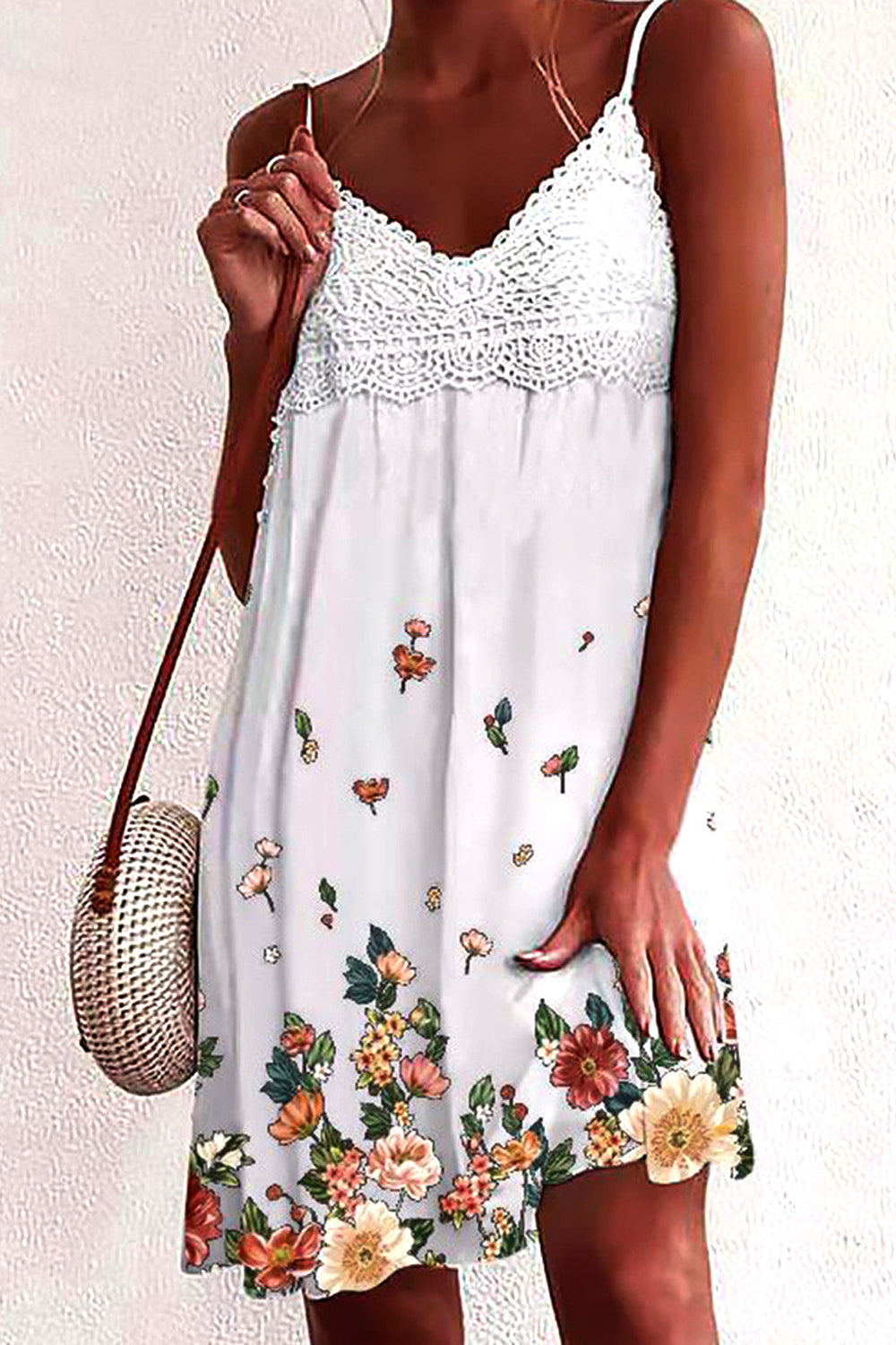 Dámské tenké šaty bez rukávů s krajkovým výstřihem do V s potiskem na ramínka